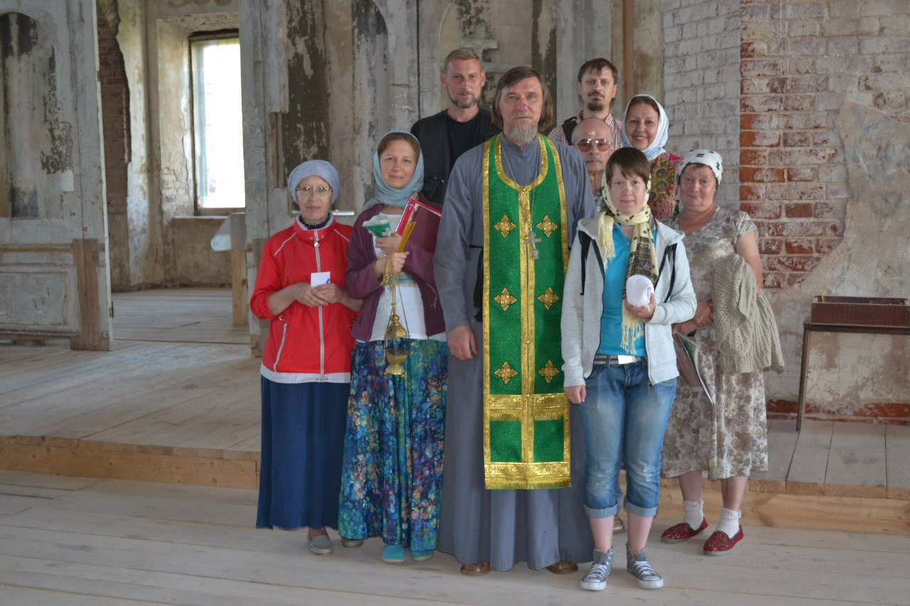 Отец Александр с прихожанами Преображенской церкви села Сукромля